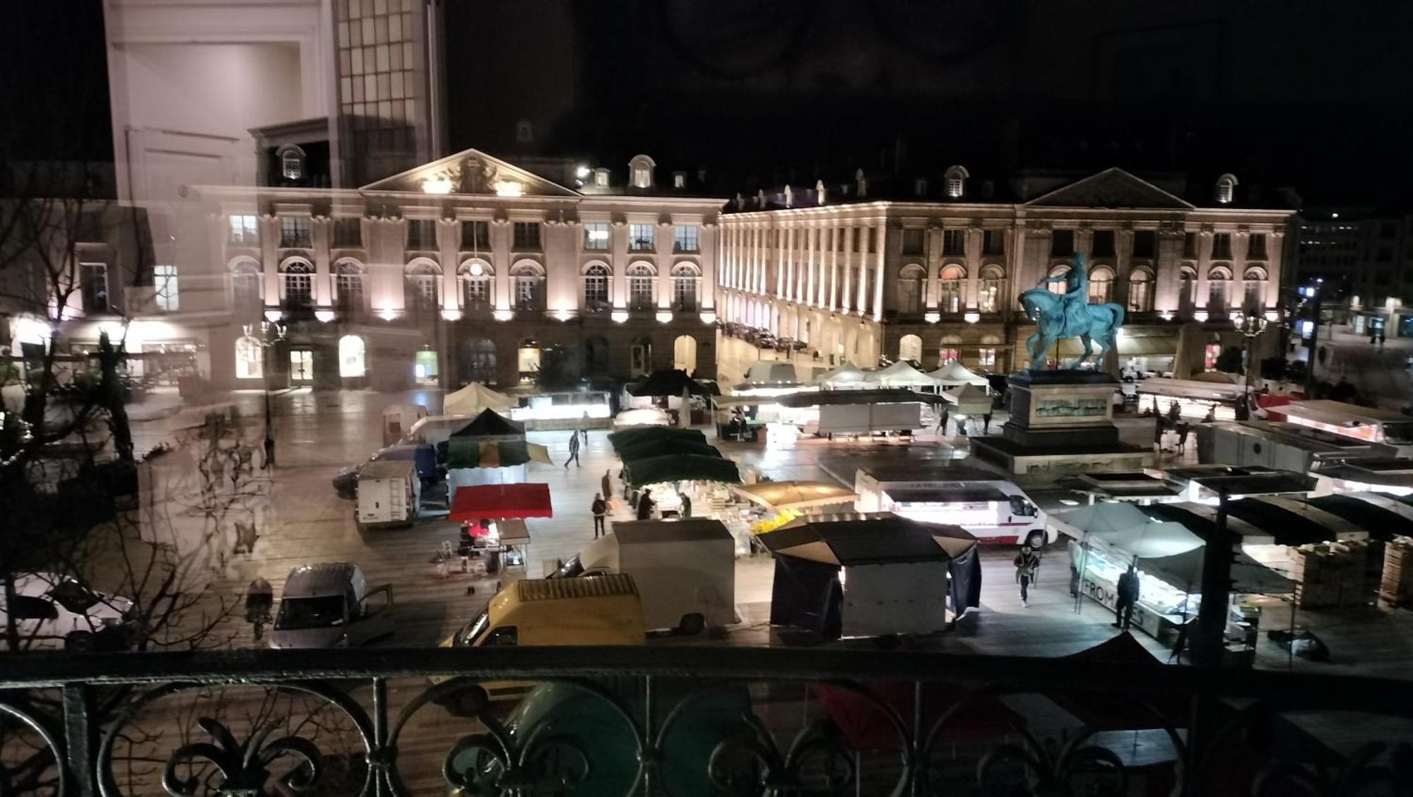 Appartement Avec Belle Vue Sur La Place Du Martroi Orleans Bagian luar foto